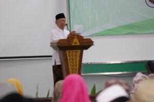 Gus Sholah saat membuka acara dialog bertajuk "‘Dialog Ulama dan Umara dalam Strategi Penerapan Jaminan Produk Halal untuk Indonesia’, di Jombang. Foto: net